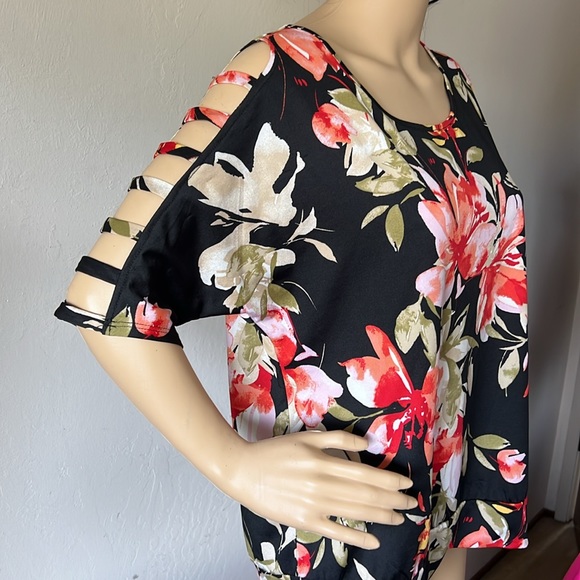Black floral cut out sleeve top. Size large - Picture 4 of 11